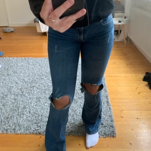 Bootcut jeans med hål - Super snygga, sköna och stretchiga bootcut jeans med hål som jag gjort själv. Byxorna har små slitningingsdetaljer på låren (se bild) och är lite långa för mig som är 170cm. De går självklart att sy upp eller klippa för de som är lite kortare.💕😊
