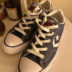 Oanvända converse  - Helt oanvända marinblåa converse med röda/vita detaljer. Bud från 100 kr 