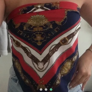 Trendig topp - Säljer för den aldrig kommit till användning. Passar alla i storleken. Pris+frakt. 