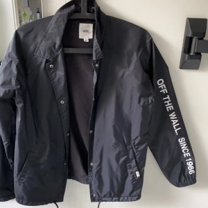 Jacka från vans storlek s  - Svart jacka från vans storlek s. Säljer pga för liten.