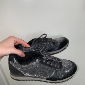 Jättefina sneakers - Nästan aldrig använda, superfint skick! Säljes då dem inte kommer till användning. Storlek 38. 
