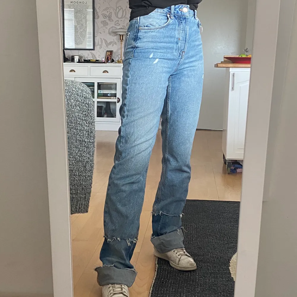 Jeans med slitningar från Zara, köpta i Portugal 2019. Jag har själv förlängt med denimtyg för cool look, men detta går att sprätta bort. Strlk XS-S, mycket långa på mig 165 cm.. Jeans & Byxor.