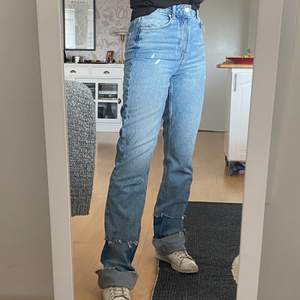 Jeans med slitningar från Zara, köpta i Portugal 2019. Jag har själv förlängt med denimtyg för cool look, men detta går att sprätta bort. Strlk XS-S, mycket långa på mig 165 cm.