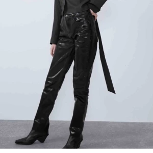 Jeans från Zara - Svarta långa jeans från Zara, i ett ”glansigt” material   (Inte min bild)