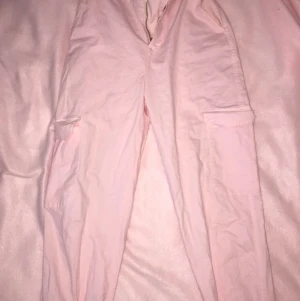 Cargo pants  - Ett par skitsnygga cargo pants från pull and bear. Dom är väldigt ljusrosa/babyrosa