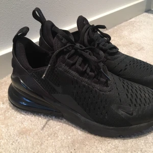 Nike air max 270 - Säljer dessa skorna då jag har så många andra skor redan. Använda några gånger bara. Köpta för ca 1200. Storlek 36,5 men passar 37. Kan fraktas men då får man skriva om det