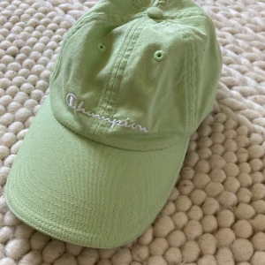 Keps från champion 💚 - Fin keps från champion!💚 Använd 3-4 gånger. Storleken går att justera där bak. Kan mötas upp i Stockholm eller skicka(köparen står för frakten ☺️) 