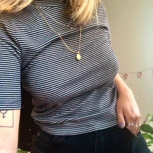 Randig tshirt med polokrage  - Randig tshirt med polokrage som tyvärr inte kommer till användning längre! 🤍🖤 Storlek M