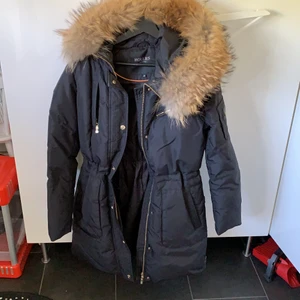 Lång Hollies jacka med äkta päls  - som ny, original pris runt 5000, storlek 36, varm vinterjacka 