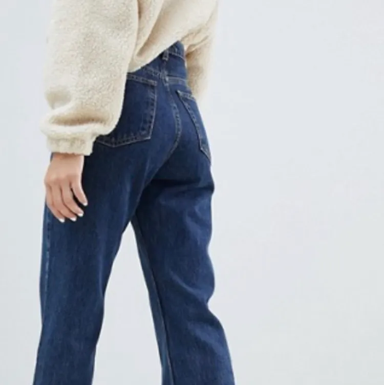 Rowe jeans från weekday🎀 Säljer för dom inte kommer till användning men dom är riktigt snygga och passar till mycket. Köpte original pris för 500, köparen står för frakt! Skickar bilder på hur dom sitter på mig privat . Jeans & Byxor.