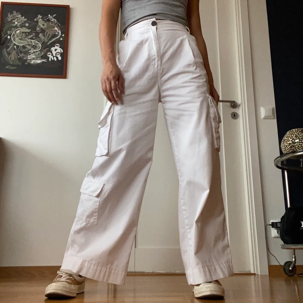 Vita utility trousers från Monki. Bra skick!  Innerben: 66 cm Midja: 60 cm Höft: 94 cm  Möts upp i centrala Stockholm eller fraktar för 63 kr som köparen står för :). Jeans & Byxor.