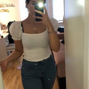 Vit tröja  - Fin vit tröja🎀 (har dock fel bh) (Skriv för fler bilder, kunden står för frakten som summan varierar beroende på varans vikt) 