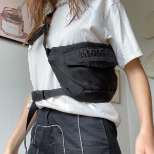 Sidoväska/midjeväska  - Denna coola väska är i nyskick. Orginalpriset är 2000kr, därav det lite högre priset. Super kvalite. Skriv för fler bilder. 