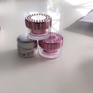 Nagelgiganten  - Säljer dess, två är olika rosa den andra är vit 🌸 priserna är ej bestämda så kom med förslag 