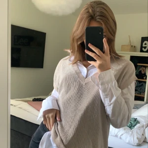 Väst  - Jättesnygg trendig glitterväst köpt secondhand som tyvärr inte kommer till användning.