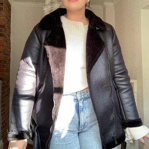 Läderjacka med fusk päls  - Andvänd endast tre gånger. Säljer för att den är för liten. Skriv för fler bilder!✨ pris kan diskuteras 