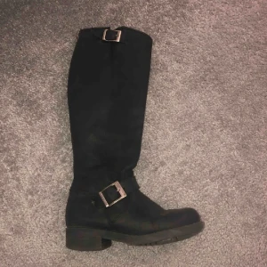 Johhny bulls - Jag säljer nu mina Johnny bulls som knappt är använda. Strl 35 men passar mig som vanligtvis har 38. Nypris är 1999kr men säljer dom för 700kr då de är i så pass fint skick där de liknar nya skor. (Priset kan gå att diskutera.) 