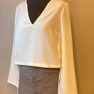 Zara vit blus - Vit blus från zara med snygga detaljer! Sitter väldigt snyggt på! Säljer för att jag endast använt den en gång! Frakt tillkommer-kan också mötas i sthlm! 
