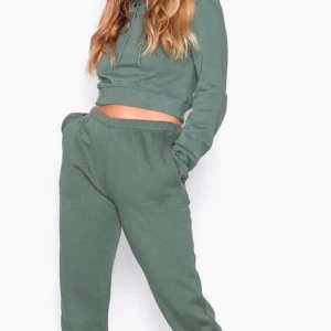 Nelly mjukisset  - Fint grönt mjukisset från Nelly. Säljer då byxorna är för stora och har nu införskaffat nya. Tröjan är endast använd en gång och byxorna max 3, så setet är som nytt. Priset exkl. frakt✨