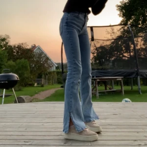 Petite bootcut jeans från Gina 🤩 - Säljer dessa natasha petit jeans med en slits! Bara provade ett fåtal gånger så dem är som nya, nypris: 450kr (slutsålda i denna storlek på hemsidan) ✨ frakt tillkommer på 63kr. Buda på!