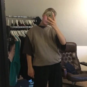 Slipover - Snygg beige/brun slipover, snygg med eller utan tröja under. Knappt använd