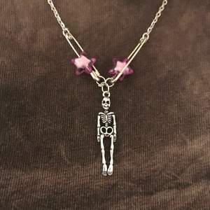 Cool variant av skeleton-halsbandet med säkerhetsnålar och lila stjärnpärlor 🔮🧷 Bara ett exemplar i lager. Frakt på 11kr tillkommer !!