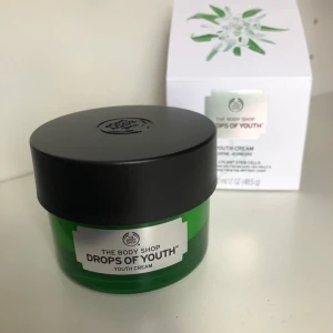 The body shop cream - Drops of youth cream från The body shop Helt ny och oöppnad Mängd: 50 ml En bäst säljare på The body shop  Fick den i present, men får ingen användning av den. Därav säljer jag den på hopp om att någon annan får användning     