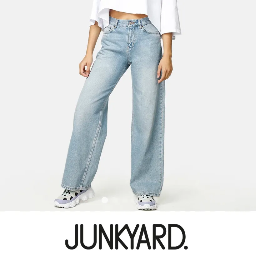 Säljer dessa junkyard jeans (wideleg) som tyvärr är för små, men super snygga! Strl 24, knappt använda, en liten liten fläck längst ner på byxorna(3e bilden), märks inte av när man har på sig dem. Annars bra skick 💖 . Jeans & Byxor.