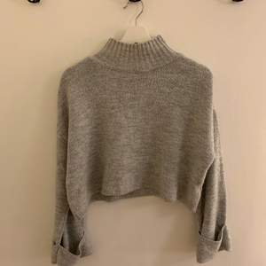 En jätte fin grå lite kortare stickad tröja med polokrage ifrån Gina tricot 💕 storlek xs! Säljer för 100 frakten är 59kr!