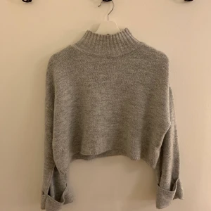 Grå stickad tröja - En jätte fin grå lite kortare stickad tröja med polokrage ifrån Gina tricot 💕 storlek xs! Säljer för 100 frakten är 59kr!