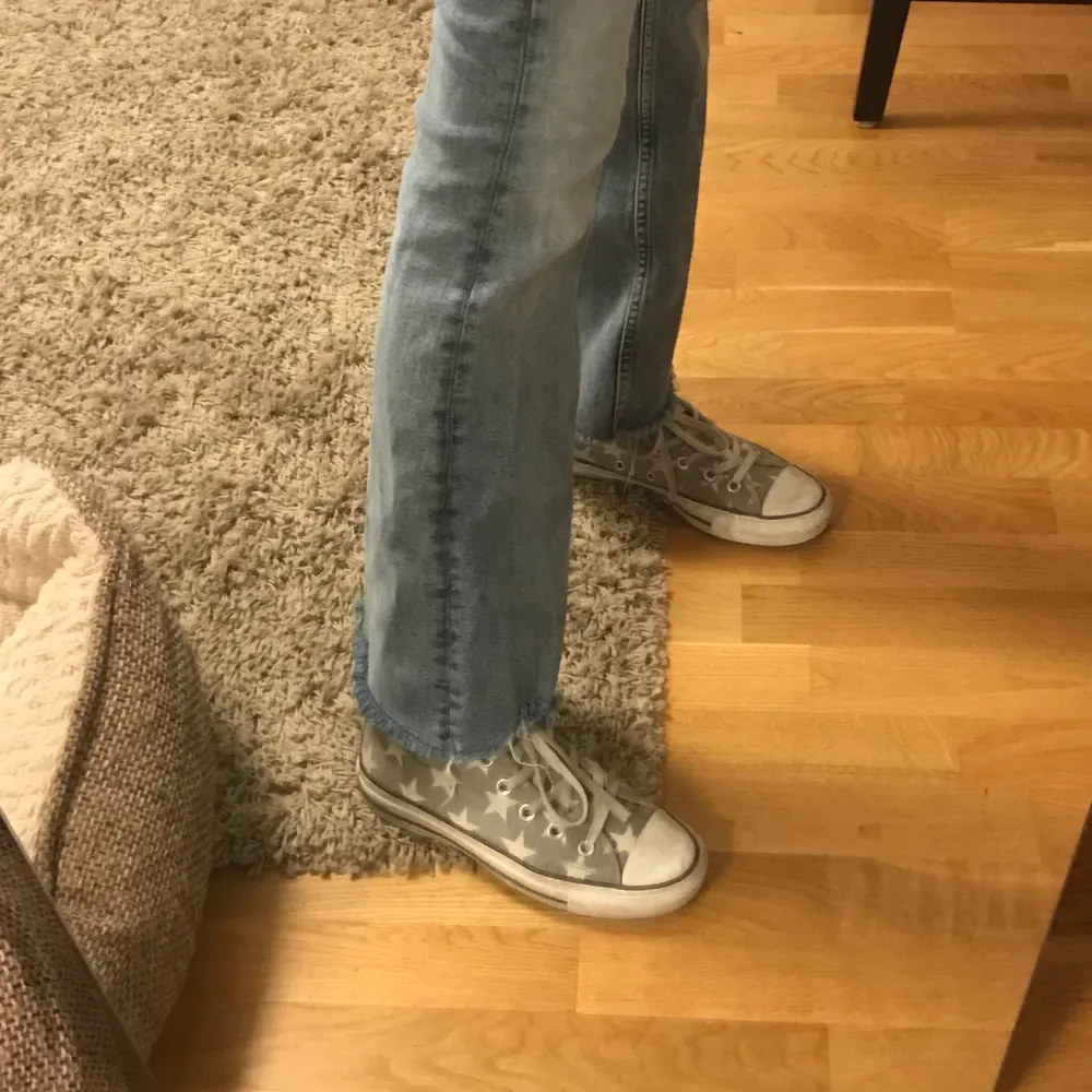Ett par skit snygga ljusblåa bootcut zara jeans. Sitter perfekt vi midjan men lite för korta för mig som är 168. Köpt för 300kr. Buda i kommentarerna! 💕. Jeans & Byxor.