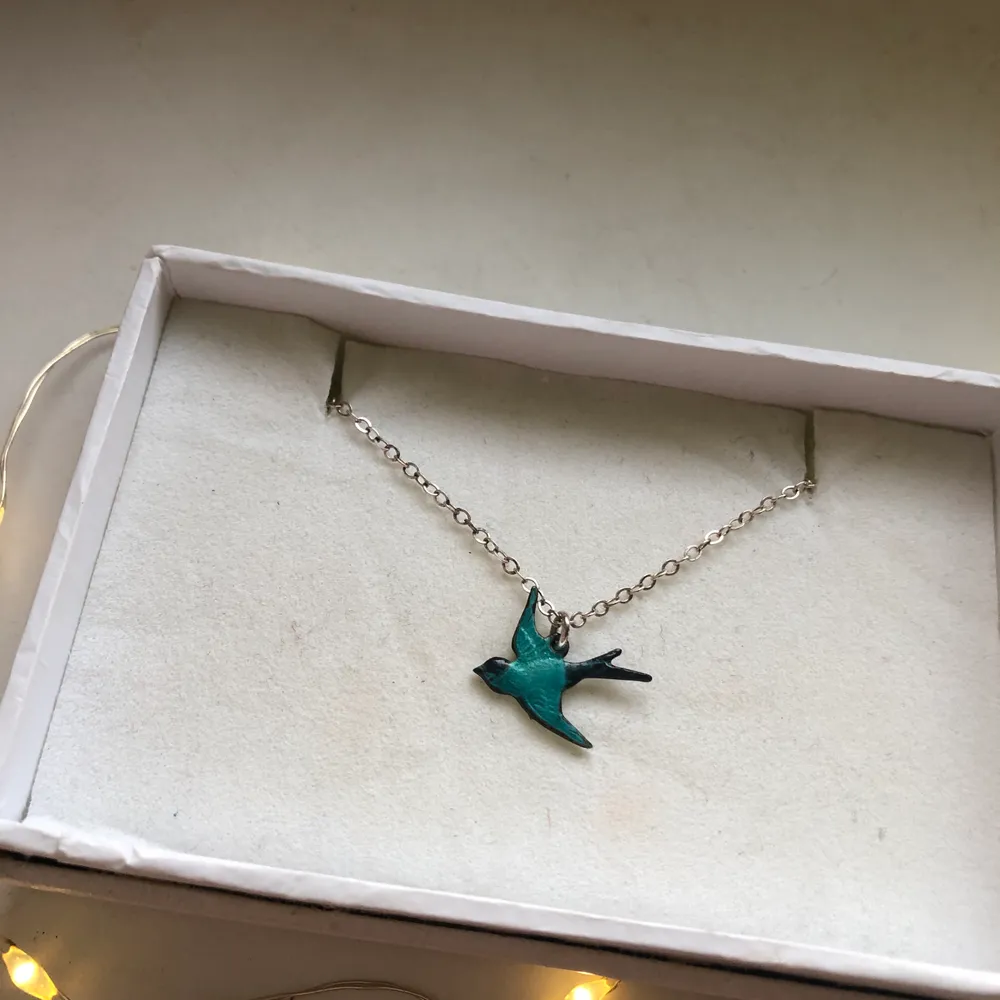 Ett halsband (äkta silver!!) med handgjord liten blå fågel 🐦 frakt tillkommer . Accessoarer.