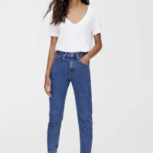 mom jeans💘✨ - shit snygga min jeans från pull&bear, storlek 38 å dom är bara testade. lappen å allt är kvar . skriv vid intresse 