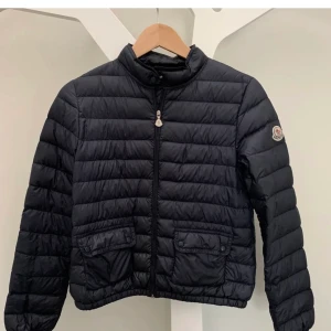 Moncler jacka  - En moncler jacka i storlek xs som jag precis köpt av en annan här på Plick men som inte kommer till användning.  
