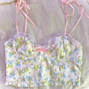 FLL x VS Bralette - Säljer nu världens finaste linne/bralette från For love and lemons x Victoria’s Secret. Den är i strl M men lite liten kupa för mig som har D. Köptes för över 1000-lappen så säljer endast vid bra bud. Högsta bud: 800kr + frakt🖤