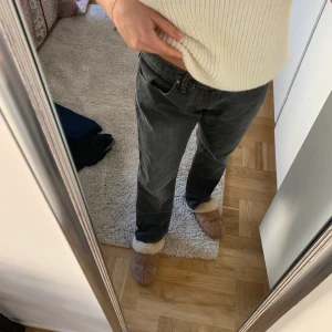 Gråa jeans - Skit coola oversized jeans! Dom är lågmidjade och jag har vanligtvis 36-38.