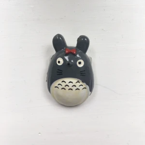 Totoro pin - Liten och söt totoro pin. 3 cm på längden. Kan mötas upp i Kristianstad och Hässleholm annars kostar frakt 5 kr. 