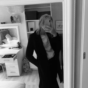 Kappa - Säljer denna super fina svarta kappan i nyskick, perfekta längden och passar perfekt nu till hösten och vintern, frakt tillkommer 