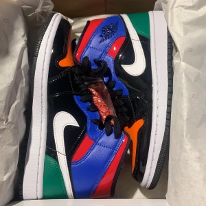 Jordans  - Jordans dammodell! Använda varsamt Extra skosnöre följer med. Köpta från footlocker! Finns inte köpa någon annastans längre  Buda i kommentarerna 