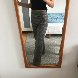 Rutiga Kostymbyxor  - Rutiga kostymbyxor från H&M som jag säljer pga att de är på gränsen till för små för mig. Supersnygga och fin passform med hellånga och vida ben. Hör av er vid frågor och buda på!💕