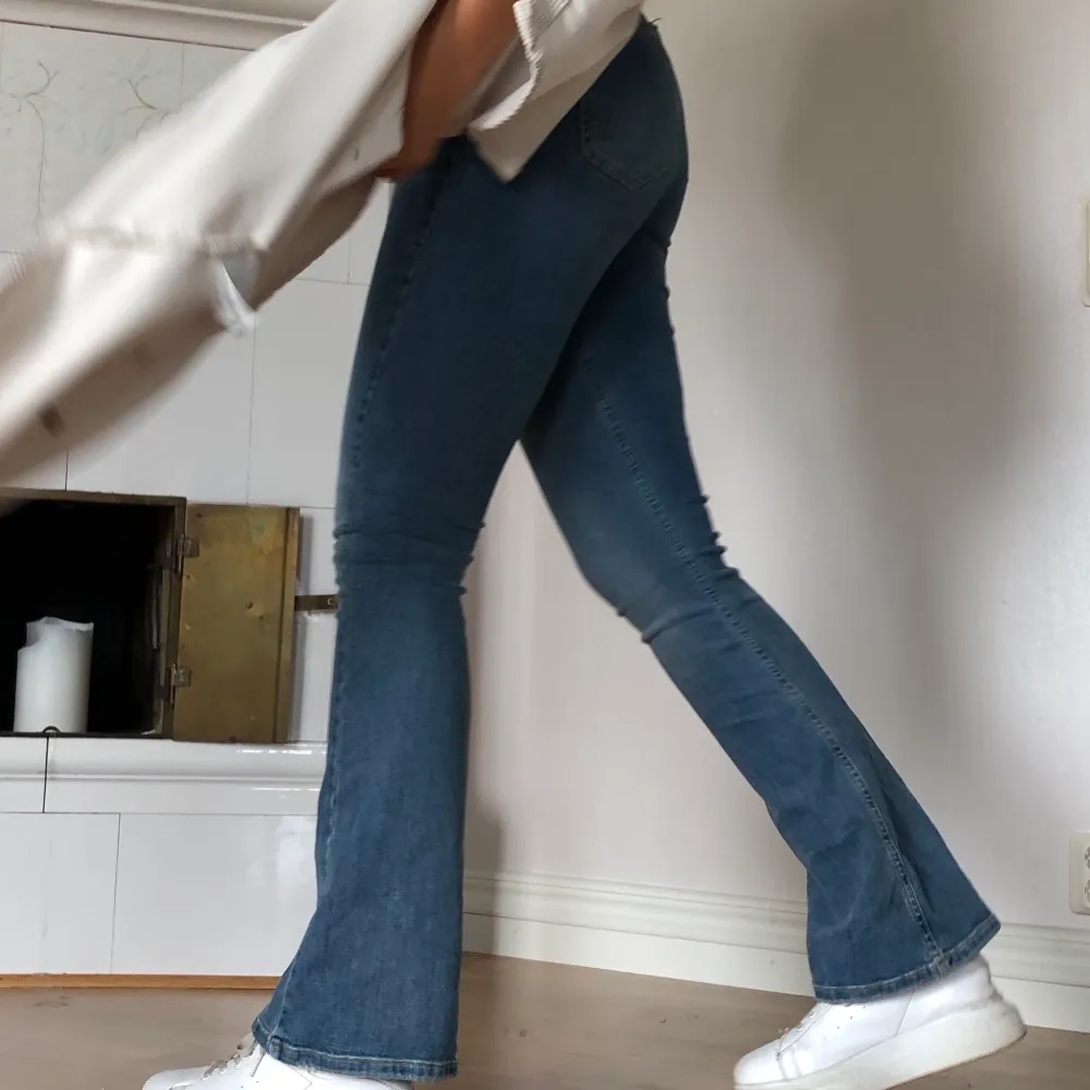 Bootcut jeans med medelhög midja🌻 knappt använda o i bra skick. Jeans & Byxor.