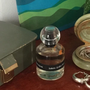 Nyinköpt och oanvänd parfym från & other stories!  - Parfymen "avant-garde" från & other stories, 50 ml. Köpte denna på internet i maj i år och upptäckte att den tyvärr doftar för sött för mitt tycke (inte smart att köpa parfym på nätet haha) doftar patchouli och vanilj. 