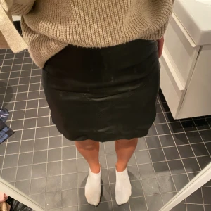 Skinnskjol  - Svart skinnskjol i storlek xs ( stor i storleken ). Den är ifrån zara och säljs för 100kr.