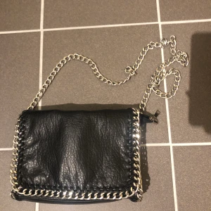 TIAMO VÄSKA! - En jätte fin väska, stort utrymme då man får plats med en iPad i den! Väskan ser helt ny ut men säljer den på grund av att jag har slutat använda den (ny pris 500kr)