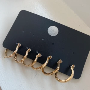Örhängen  - Guld örhängen köpta från asos. Aldrig använda, beställde fel storlek. Säljer för 85kr, köpare står för frakt 