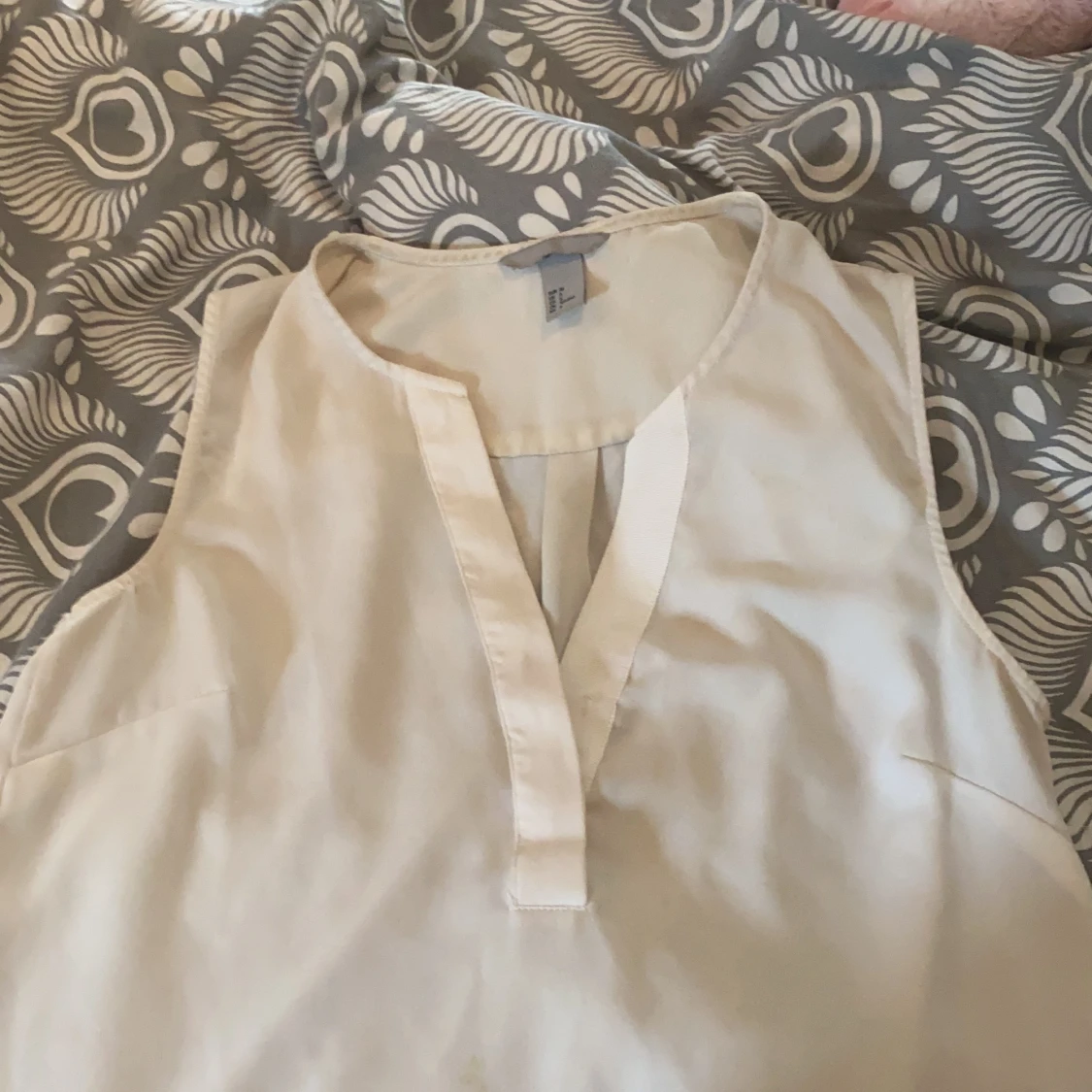 V-ringad blus med fint fall