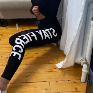 Svarta tights med vit text - Svarta tights med vit text storlek xs.