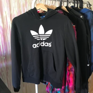 Adidas trefoil hoodie - Från adidas egna hemsida. Storlek barn 164 men passar även storlek S.