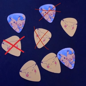 Pikachu pletktrum  - Säljer dessa supersöta pikachu plektrum för 10 kr styck🥰