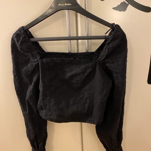 Svart topp  - Svart topp i str xs. Aldrig använd endast testad